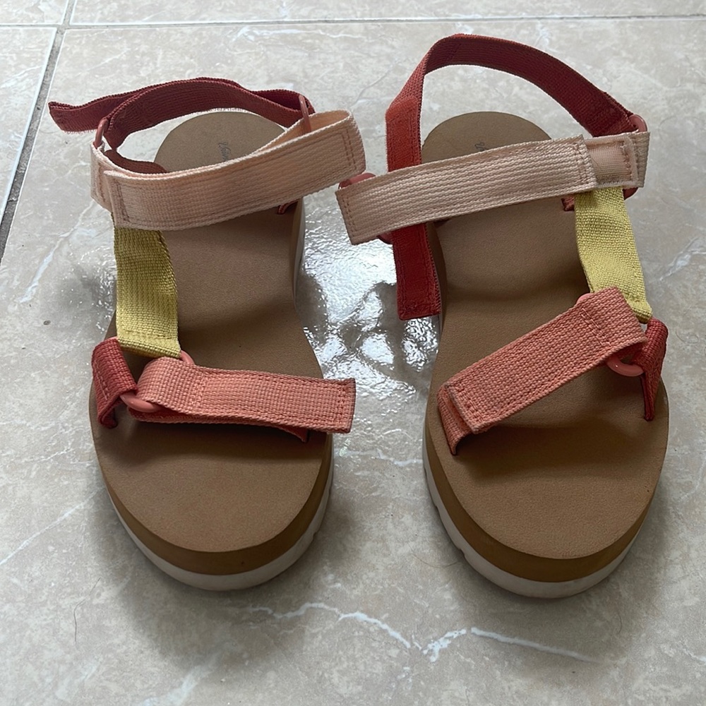 Universal Thread Platform Sandals